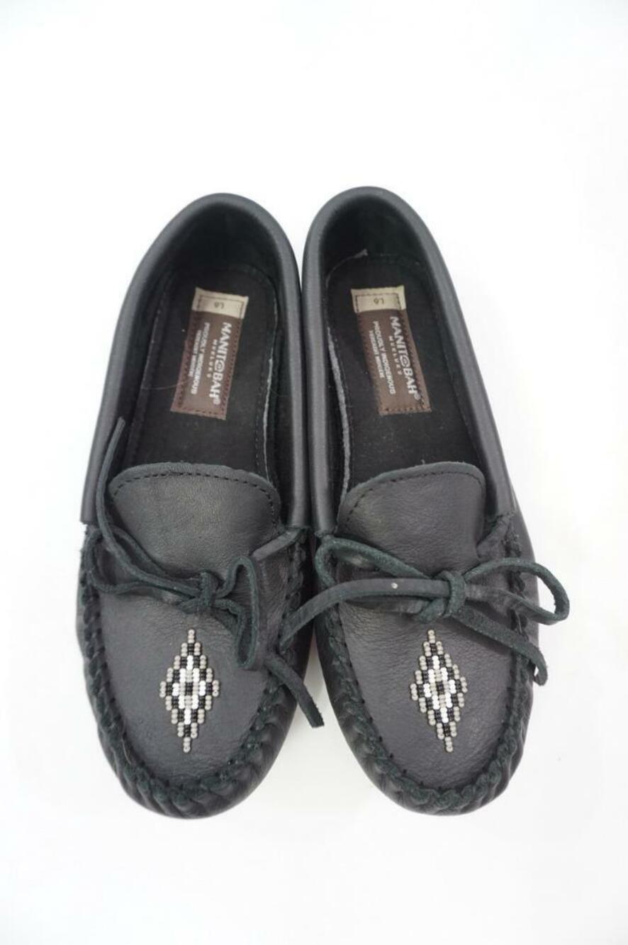 MANITOBAH USED WOMEN 6 DRIVING MOCS BLACK BEADED/LACE LEATHER HARDSOLE MOCCASINS